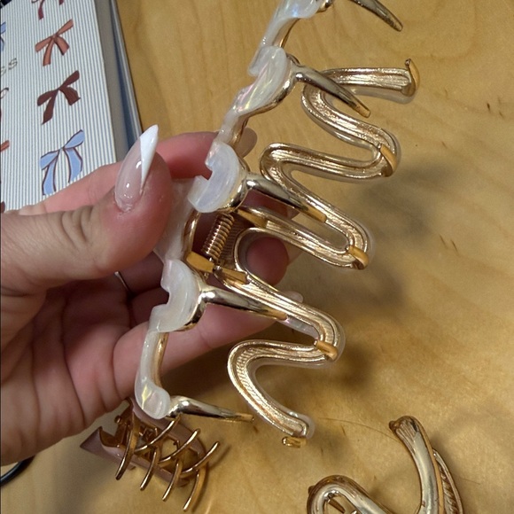 Gold and Pink Hair Clips Set - Picture 4 of 6